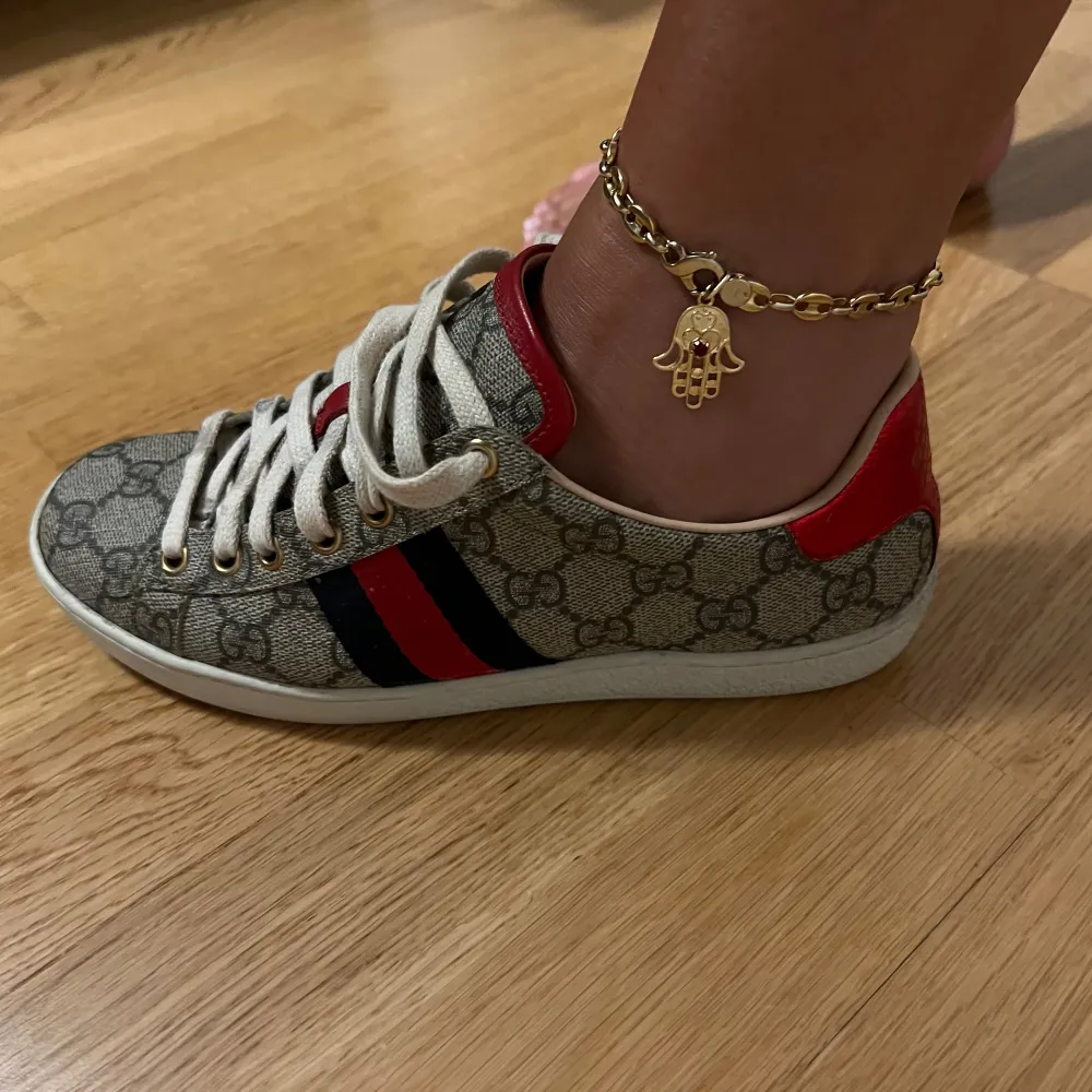 Äkta Gucci läder sneakers.  Väldigt gott skick. Som nya. Passar storlek 35,5-36,5. Möts upp i Stockholm . Skor.