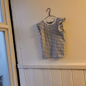 Fin randig tröja  - Fin tröja som är nyskick! Bara använts en gång och är väldigt skön och bekväm🫶🏻
