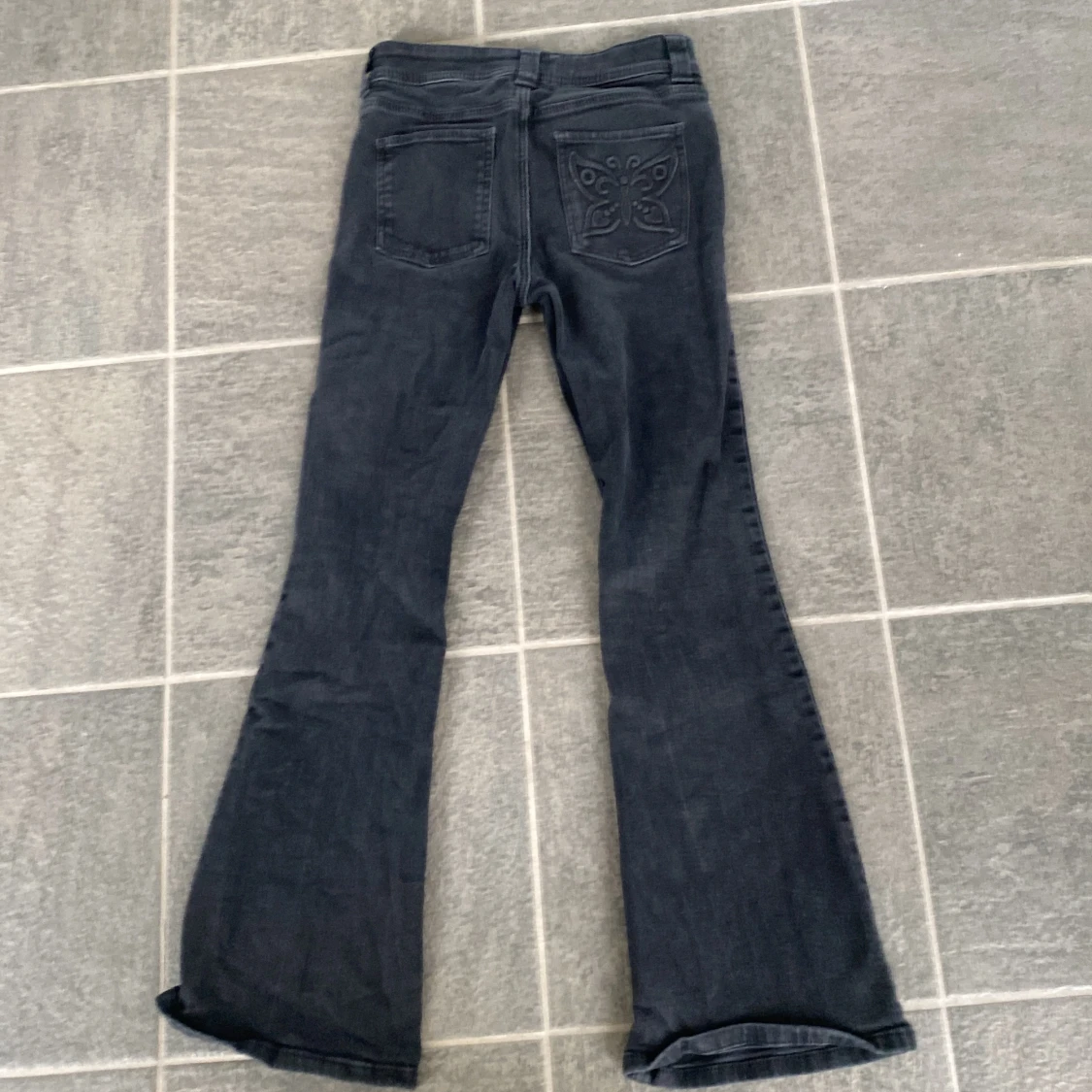 Svarta bootcut jeans med broderad fjäril - 90