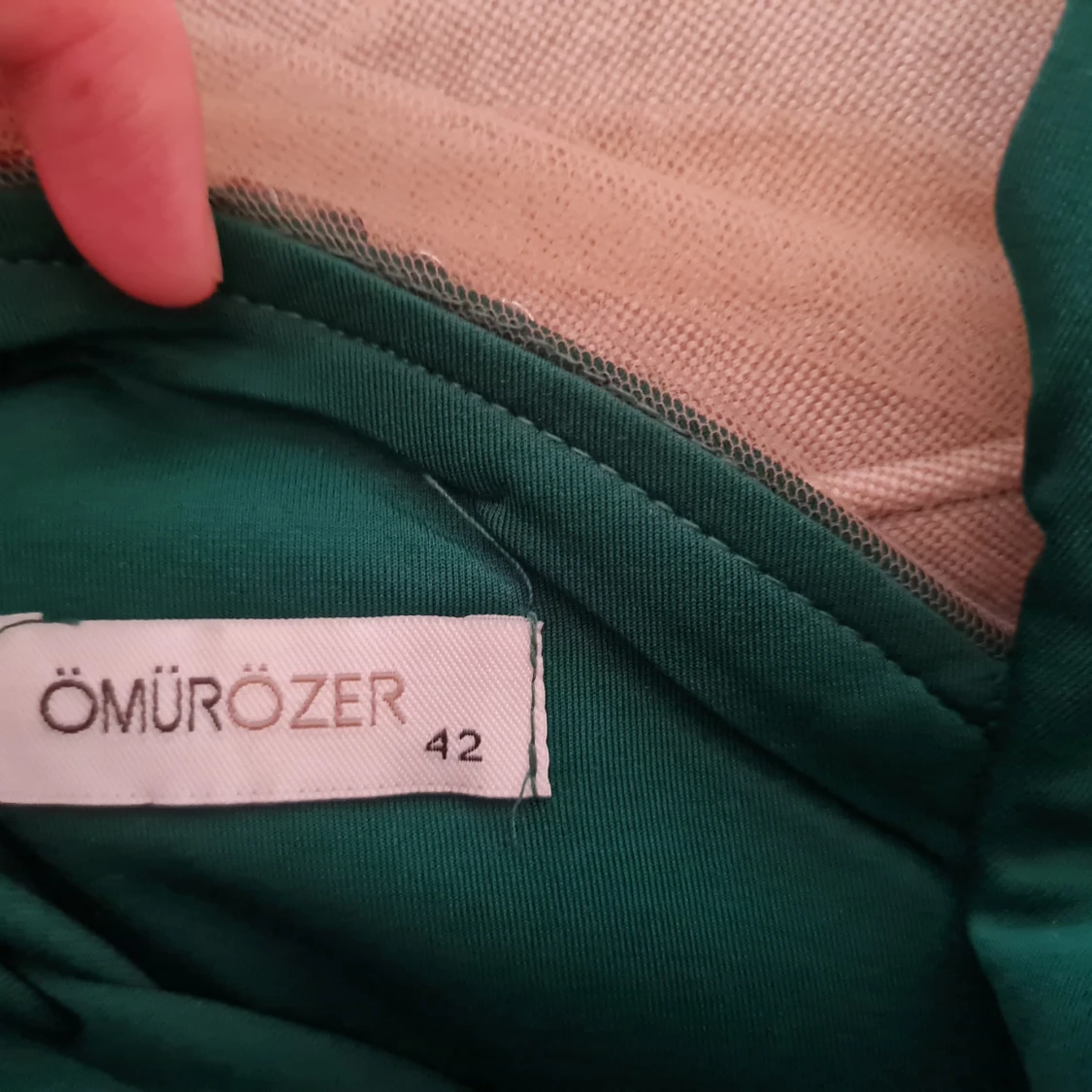 Grön paljettklänning med djup urringning - 93