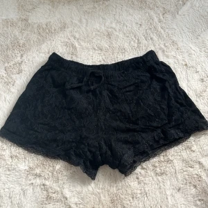 Spets shorts  - Svarta spets shorts i fint skick  Storlek 158-164