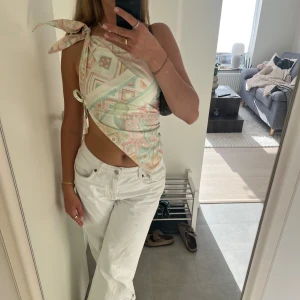 Topp off shoulder  - Säljer denna riktigt snygga toppen som jag sytt själv! Passar perfekt till fest och till vardags! Mitt varumärke kallas för SOWA❤️ passar xs-m då den är justerbar! 