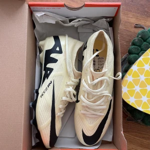 Nike fotbollsskor  - Jag säljer ett par helt nya, oanvända fotbollsskor med alla lappar kvar i originalkartong. Skorna är i modellen Zoom Vapor 15 PRO AG-PRO och säljs på grund av att de inte passade och sedan inte han skickas tillbaka i tid. Skriv för frågor! 