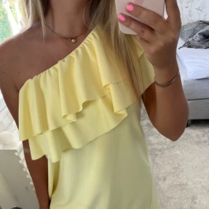 Gul volangklänning - Så fin volangklänning som liknar den populära från zara! Den är ifrån märket mohito och i nyskick. 🌼