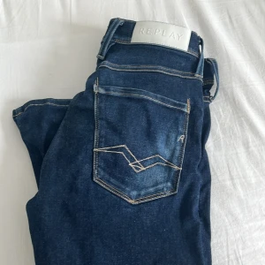 Replay jeans - Jätte bra skick. Köpte det på en affär för 1299kr, säljer den för 749kr. Använt dem typ 10 gånger. W 29, Längd, 32. Slim fit. Skriv vid funderingar!😇