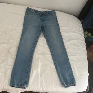 Säljer Jack N Jones jeans på grund av att de har blivit för små för mig men är i gott skick. Längd W 30 L 34.