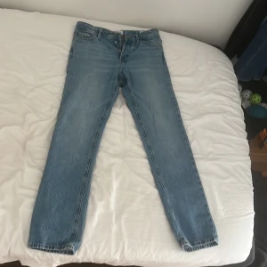 Jack N Jones jeans - Säljer Jack N Jones jeans på grund av att de har blivit för små för mig men är i gott skick. Längd W 30 L 34.