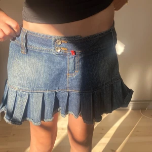 Jeanskjol  - Supersnygg jeanskjol🙌 Köpt här på plick men säljer eftersom den inte passade, Midjemått:37cm