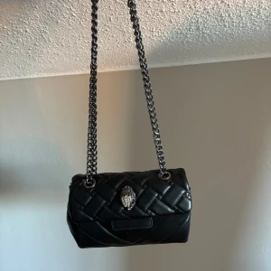 Kurt Geiger väska  - Jättefin och praktisk väska från Kurt Geiger. Väldigt sparsamt använd och i utmärkt skick. Kontakta via intresse eller köp 😊