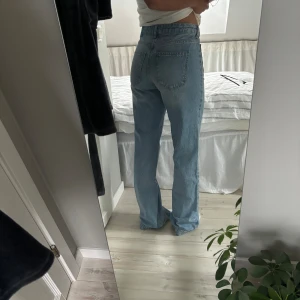 Jeans zara  - Säljer ett par helt nya jeans från Zara, med prislappen kvar. 