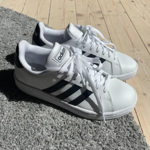 Adidas skor  - Vita Adidasskor, använda fåtal gånger men ser ut som nya, köpt för ett år sedan.