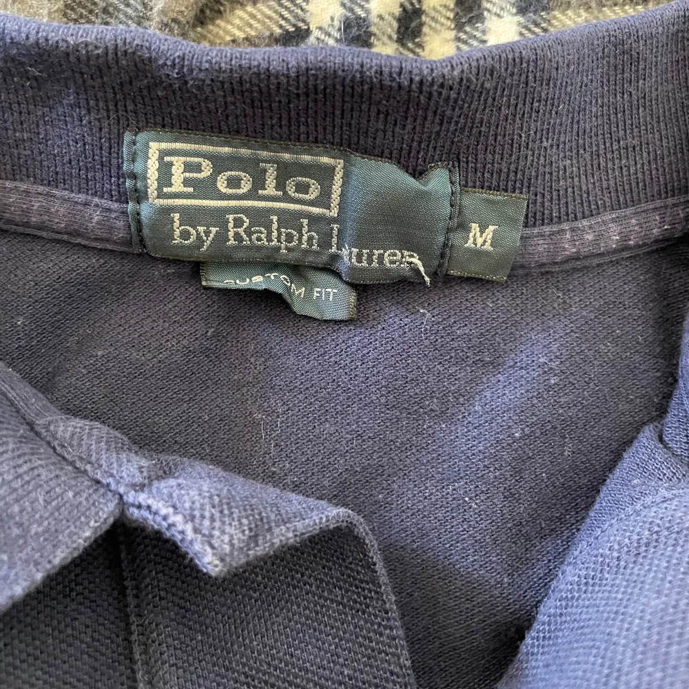 Mycket fin Ralph Lauren Piké som är perfekt i alla tillfällen. Den är i väldigt bra skick det ända som är lite negativt är att kragen är lite konstig men det gär att fixa med strykjärn. Pris går stt diskutera. Skjortor.