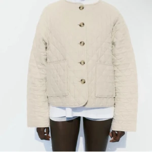 Kappa från Zara  - Jätte fin kappa från ZARA som jag tyvärr inte får användning för längre. Super fin och perfekt för hösten. Nypris 560 kr.  Passar Xs-M beroende på hur man vill den ska sitta. Pris kan diskuteras vid snabb affär! 🙌💗