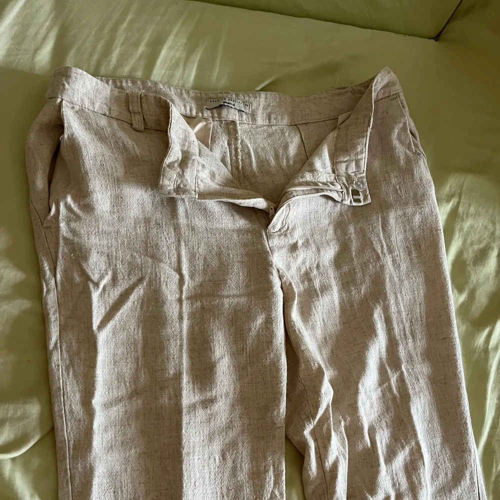 Jätte fina linne byxor från Gina tricot. Säljer för att dom inte kommer till användning. Storlek 38 men dom krympte i tvätten så jag skulle säga att dom är i storlek 36 nu.. Jeans & Byxor.