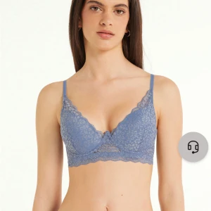 BH - Helt oanvänd bh köpt i Spanien på Tezenis i superfin blå färg. Ger extrem(!!) push up, men sitter bekvämt. Stl 75A