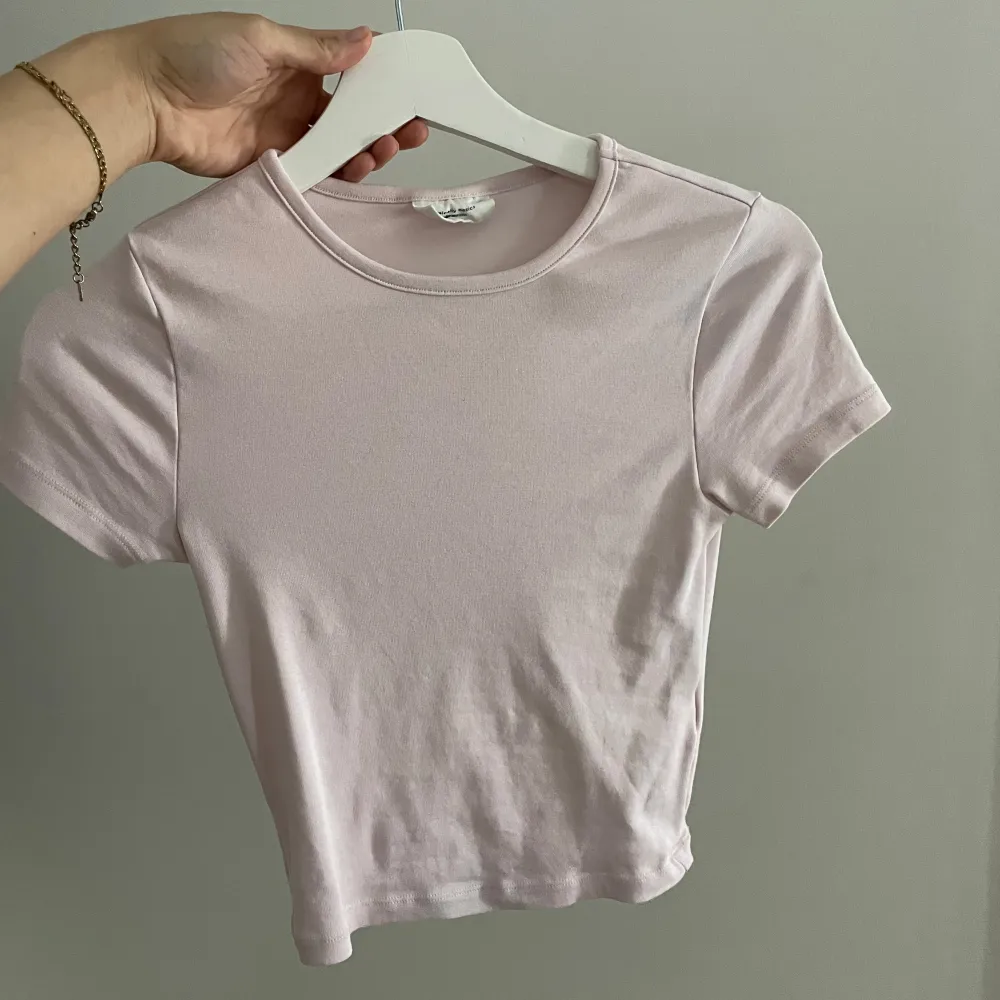 Rosa soft touch t-shirt från Gina Tricot i gott skick i storlek XS. T-shirts.