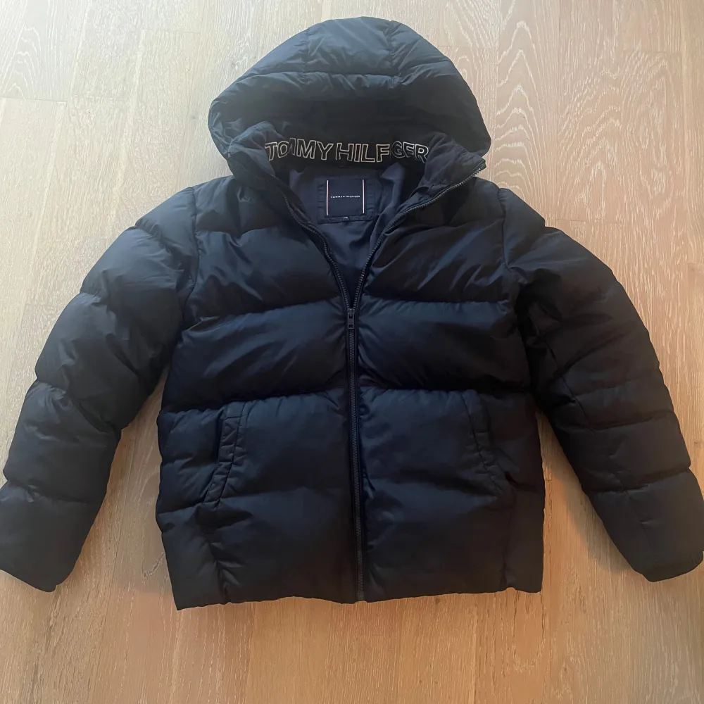 En Tommy Hilfiger jacka, skick 9/10, inga skador. Storlek 176 cm som motsvarar ungefär M.. Takit.