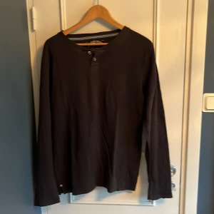 Svart Tommy hillfiger tröja - Bra skick på den mörkgråa tröjan. Storlek Large 