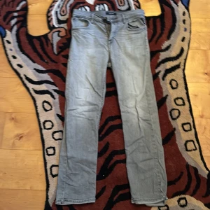 Replay Thad Jeans - Säljer mina Replay Jeans för ett rimligt pris. Skick 9/10 Inga synliga tecken på användning. Size W30 (Passar bra för mig 175), Fit Slim på lår och lite mer loose ner mot fötterna. Skriv om du har fler frågor! 