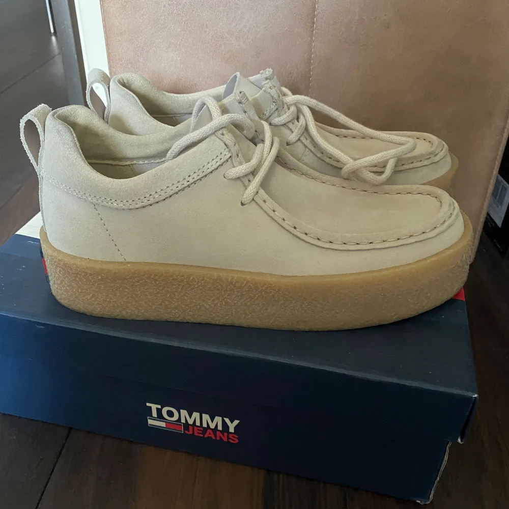 Snygga mockasiner/sneakers från Tommy Hilfiger, använda en gång så som nya!!  Nypris 1900kr, original skokartong finns kvar! Storlek 38. Skor.