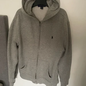 Ralph Lauren zip - Tjenare, säljer denna då den inte används längre. Skicket 10/10