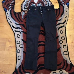 Levis Jeans 501 - Säljer ett par svarta Levis 501 jeans för ett rimligt pris. Gör av mig av dom pga. ingen användning. Storlek 31/30, Fit Straight. 9/10 skick inget synligt slitage. Skriv ifall du har fler frågor!