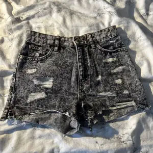 Säljer ett par gråa jeansshorts från Terranova i storlek S (EU 36). De är högmidjade och ganska korta. Shortsen är i väldigt bra skick då de bara använts ett fåtal gånger