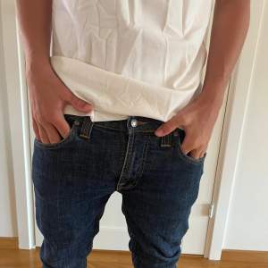 Hej! Vi säljer nu dessa still rena jeansen från nudie|  som säljs nu för endast 349kr!  | i modellen tight terry| som sitter slim fit | skick 9/10 så inga former av difekter | storlek 30/30 | vid mer funderingar hör av er⭐️🙌 bild 5 ser ni längden