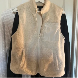 Teddy väst - Super fin Teddy väst i mycket bra skick, bilderna är inte mina men skriv om ni undrar något!