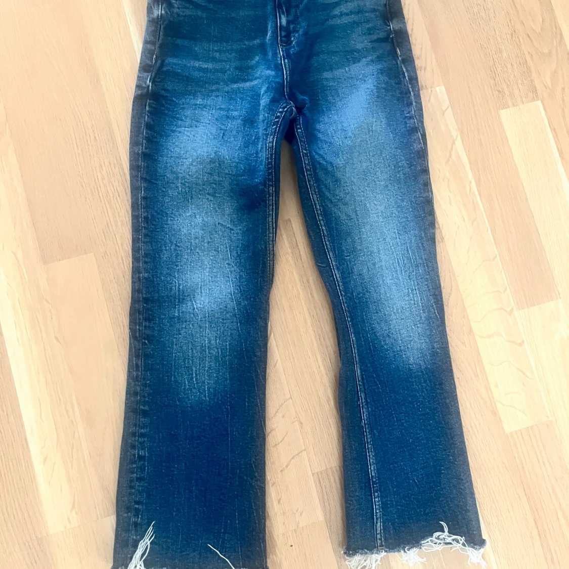 Flared jeans i ankel längd 
