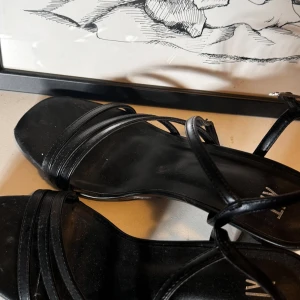 Svarta Klackar - Svarta Klackar Strl 40  Använda en gång. Nypris 499kr Kommer i kartong 📦  Inte äkta läder så enkla att torka av och hålla rena