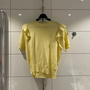 Gul topp - Gul topp med volanger, aldrig andvänd, super söt