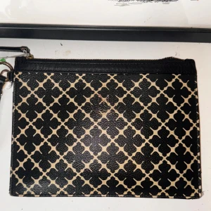 Malene Birger Clutch - Clutch till tillhörande handväska. Finns även om intresserad. Använd men i bra skick. Rymlig för att vara relativt liten