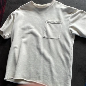 Overzised t-shirt beige  - Black label Collection från lager, som knappt blivit använd eftersom den var för stor, alltså storlek S men overzised. 