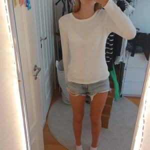 Vit långärmad tröja från Gina Tricot - Säljer en vit långärmad tröja från Gina Tricot, basically basics kollektionen. Tröjan är i storlek S och är supermjuk och bekväm. Perfekt för både vardag och lager-på-lager under kallare dagar. Den är i bra skick och har en normal passform. Passar till allt från jeans till kjolar! ser som ny ut!🤍