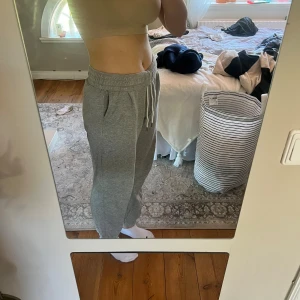 Beige topp från hm - Croppad topp köpt på hm strl xs.