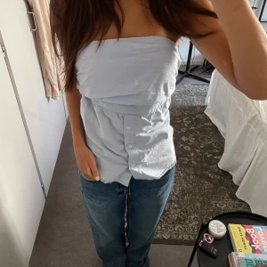 Topp - Super snygg blå topp från Zara, säljer pga för stor, storleken beror på bh storlek. Kontakta för fler frågor om storlek🩷