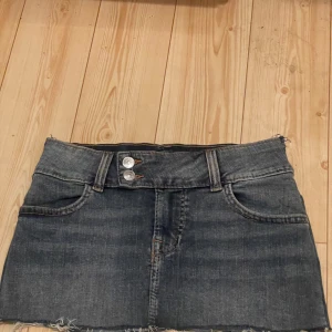 Jeans kjol  - Finem använder inte, den är insydd så att den passar xs w25.