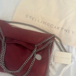 Stella McCartney Väska  - LÅGT PRIS pga av flytt utomlands måste jag bli av med den snabbt. Stor Stella McCartney falabella väska, använd sparsamt. Äktebevis & dustbag medföljer💕 