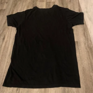 Svart t-shirt  - Inte använt mycke, bra skick, säljer för att den inte används