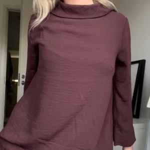 Mörklila långärmad tröja - Säljer en snygg mörklila/vinröd tröja. Tröjan har en lös passform och är perfekt för höst och vinter. Den är tillverkad i ett mjukt och bekvämt material som gör den skön att ha på sig hela dagen. Samtdigt som materialet får den att se väldigt festlig ut💓Perfekt för både vardag och fest! Suuuuper snygg passform