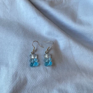 Fina Björn örhängen🐻💙 -  Fina blåa och Genomskinliga örhängen, med gliter i sig. Med silvriga krokar, fins även bild på de 💙🐻