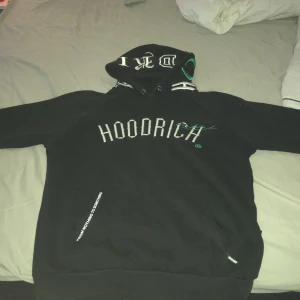 Hoodrich hoodie - Tvär fet hoodie, gillar den inte för den är för stor. Den har dragkedjor på båda sidor på fickan. Den är äkte skriv privat för fler bilder och jag kommer så klart tvätta den innan. Har inte använt den så mycket Max 7-8 ggr.