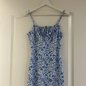 Blommig klänning  - Skicket på klänningen är bra, har haft på mig den en gång. Ganska lång klänning och har en bra kroppsform 