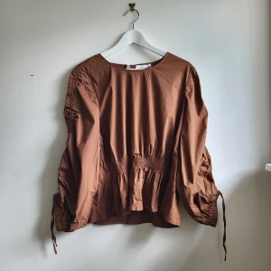 Blus - Knappt använd blus med unika ärmar.