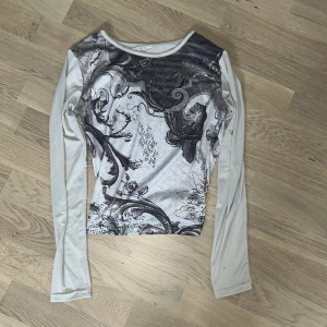 Grå långärmad tröja med mönster - Säljer en snygg grå långärmad tröja med ett coolt mönster i svart och vitt. Tröjan är i storlek S och har en normal passform. Perfekt för höst och vinter! 🖤