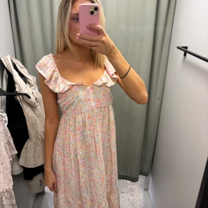 Blommig långklänning  - Superfin långklänning helt oanvänd🌸kommer tyvärr inte till användning.