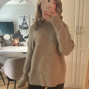 Beige stickad tröja - Säljer en supermysig beige stickad tröja. Köpt på Lager 157 finns inga defekter, använd några få gånger. Kontakta vid minsta lila fråga eller fundering💘