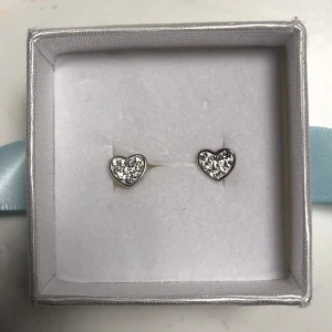 Hjärt-örhängen - Aldrig använda hjärt-örhängen med studs. Äkta silver och små kristaller på. 