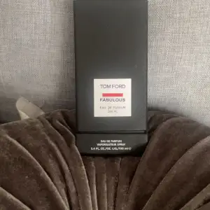 Säljer en lyxig Tom Ford Fabulous Eau de Parfum på 100 ml. Flaskan är svart och elegant med en minimalistisk design. Parfymen kommer i en matchande svart kartong. Perfekt för den som vill ha en exklusiv doft som sticker ut. Köp direkt eller ge prisförslag 💛